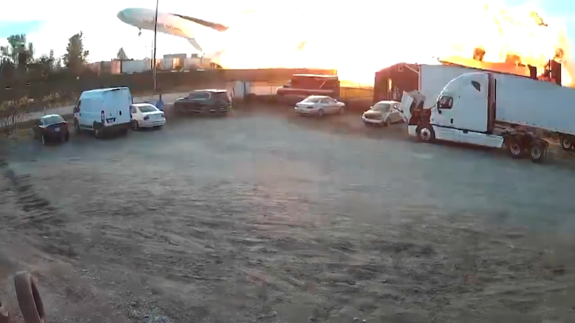 Op beelden van bewakingscamera's van het bedrijf van Sabit is te zien hoe dichtbij de crash was.