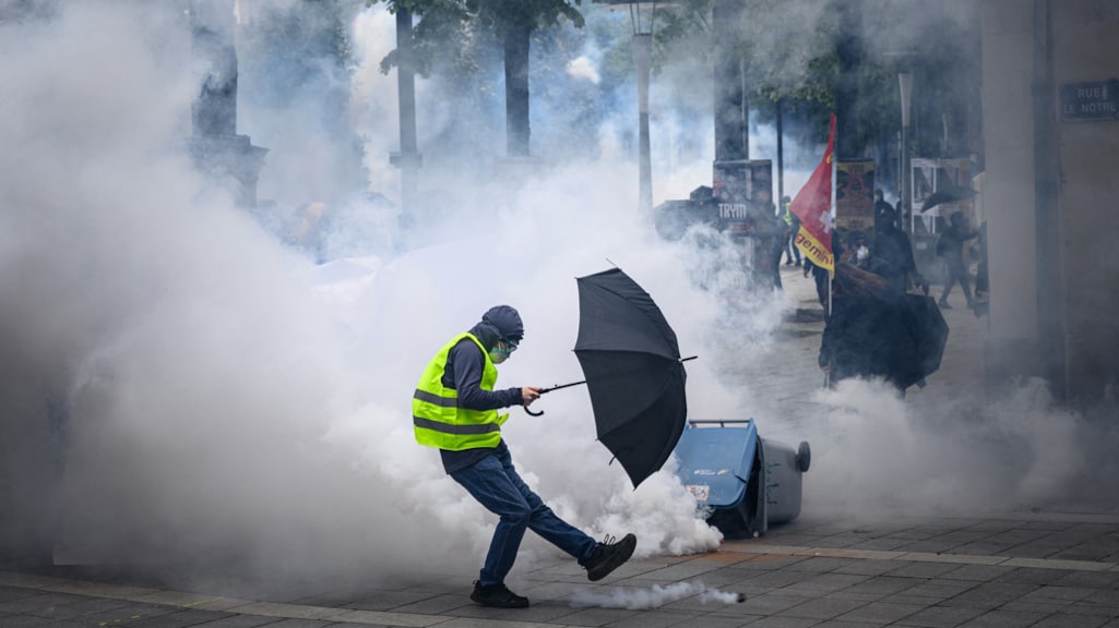 Protesten tegen de verhoging van de pensioenleeftijd lopen vaak uit de hand.