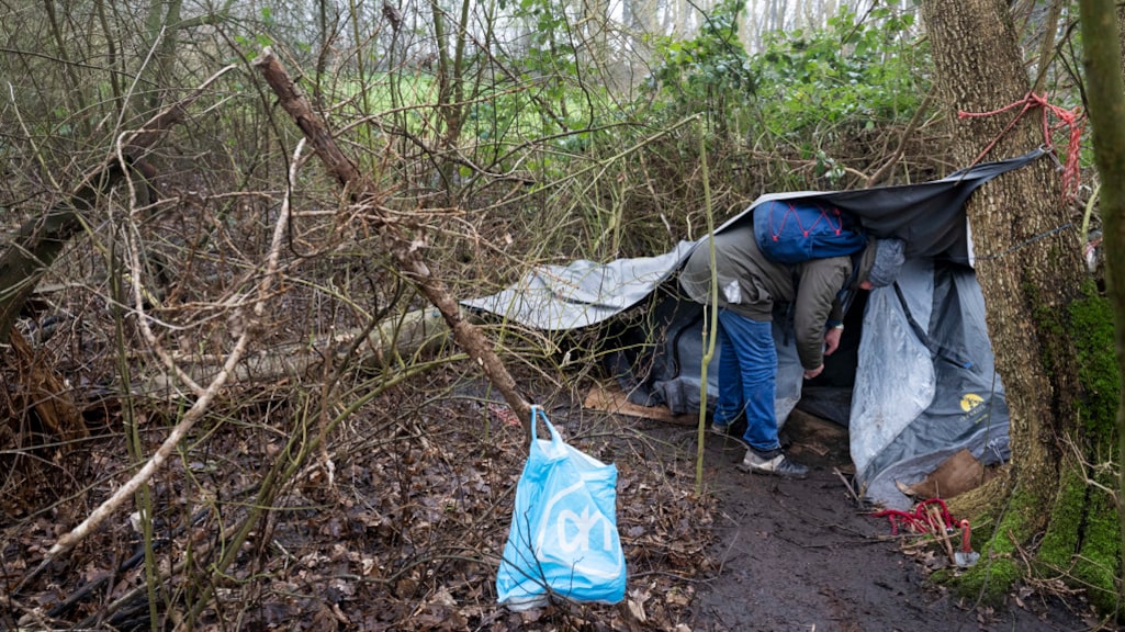 Een Poolse man die als arbeidsmigrant naar Nederland kwam, is dakloos geraakt en slaapt in een tentje in een park bij Spaarnwoude.