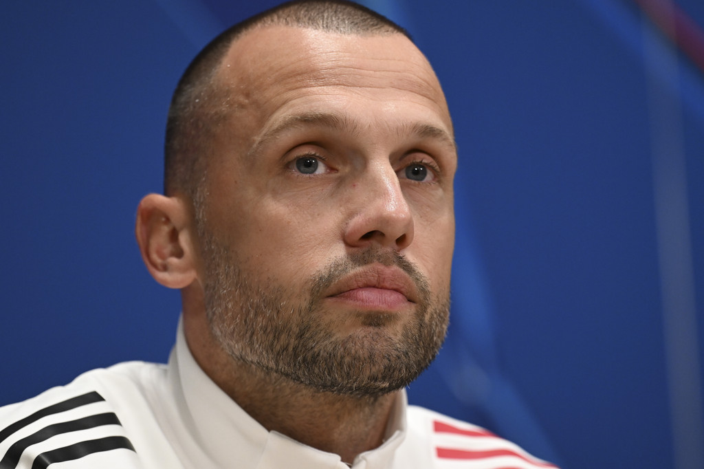 Ajax stuurt trainer Heitinga de laan uit na slechte resultaten