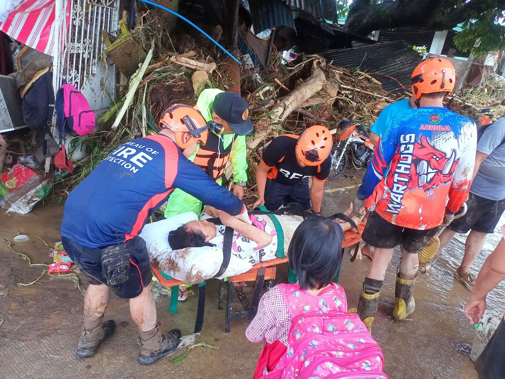 Een evacuatie van een gewonde bewoner in het midden van de Filipijnen.