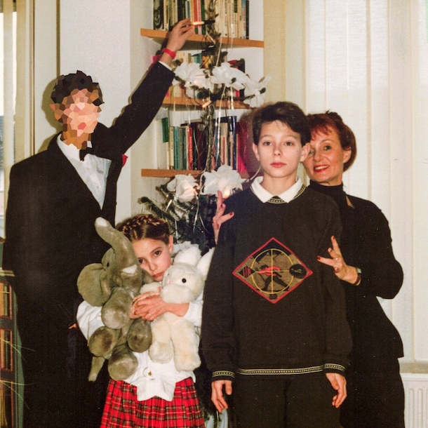 Kerst met het hele gezin. (Vader onherkenbaar in beeld)