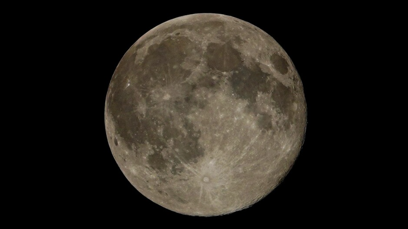 De supermaan rond middernacht in Roelofarendsveen in Zuid-Holland.