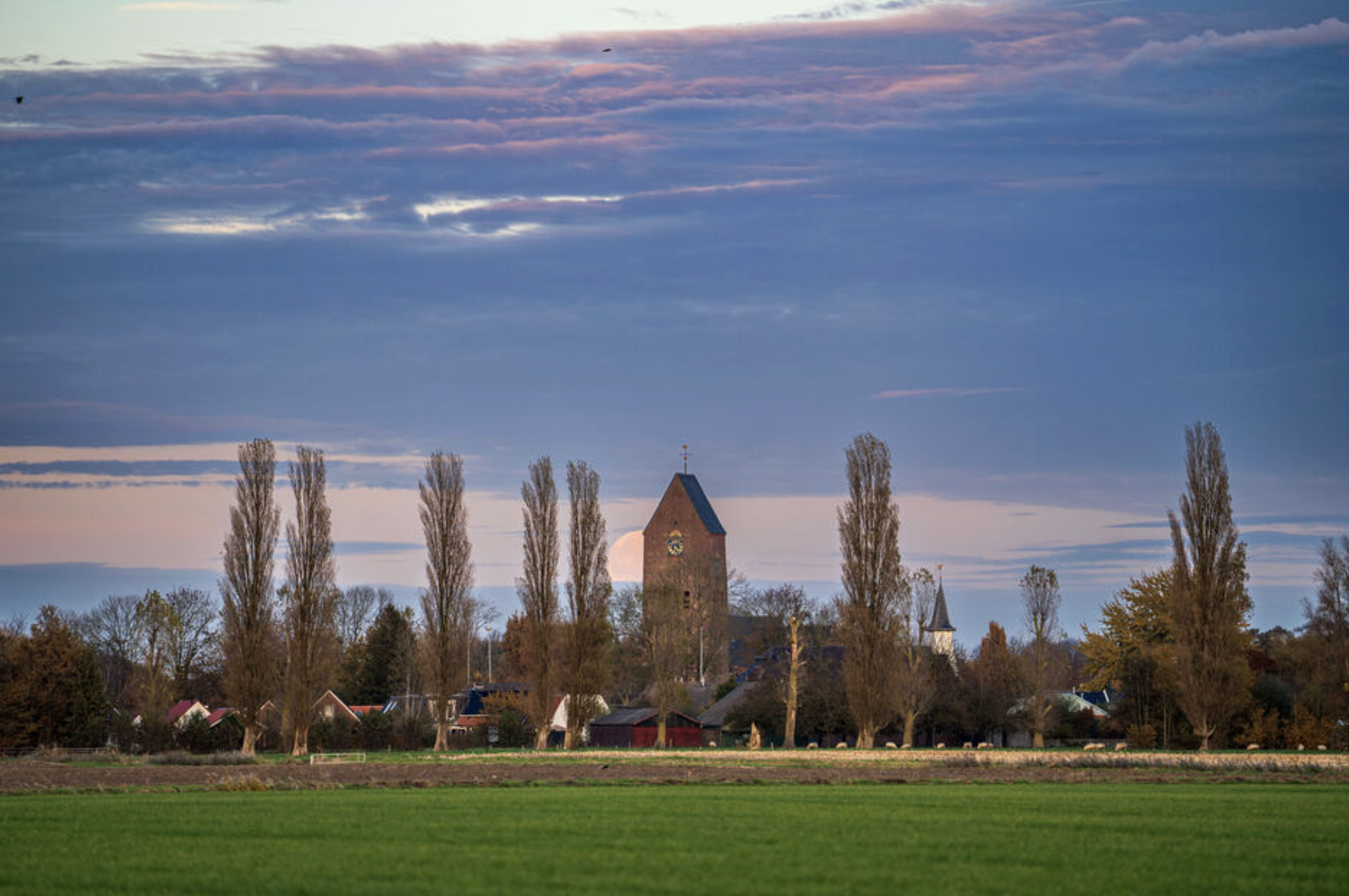 De supermaan gezien vanuit het Groningse dorp Stedum.