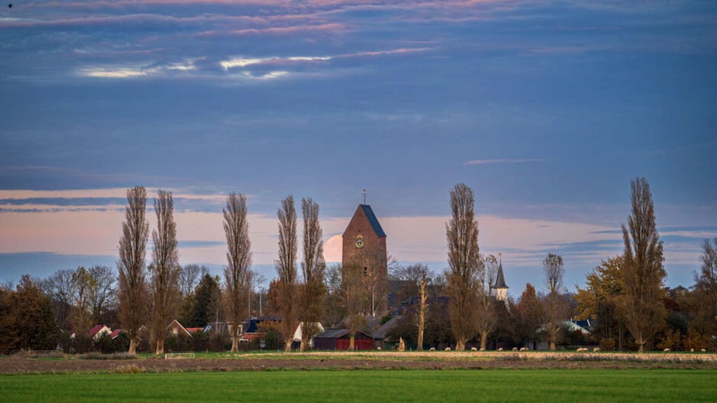 De supermaan gezien vanuit het Groningse dorp Stedum.
