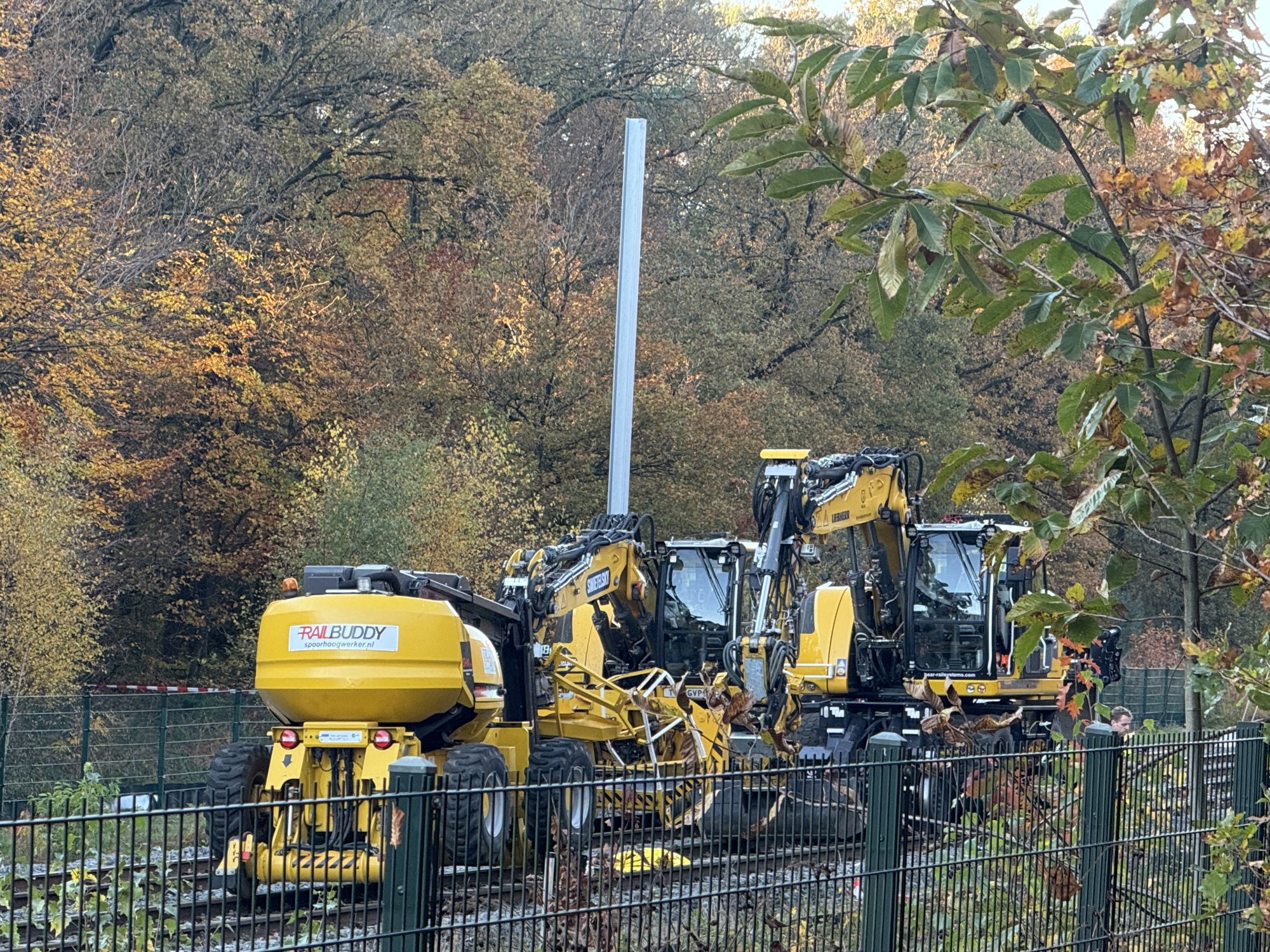 Werkzaamheden op spoor gaan mis: man overleden door botsing graafmachines