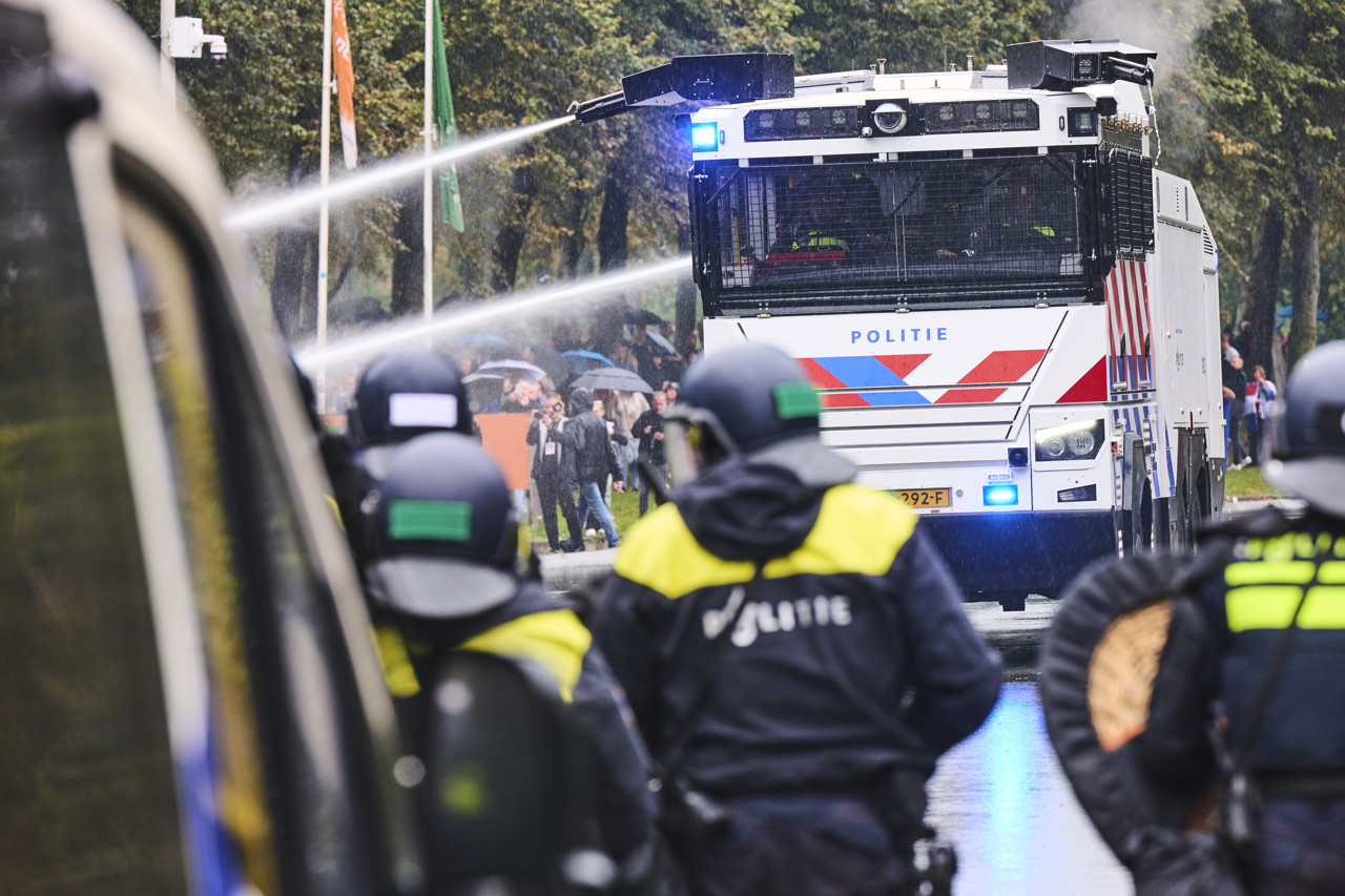 Justitieminister geeft toestemming voor traangas in waterkanonnen