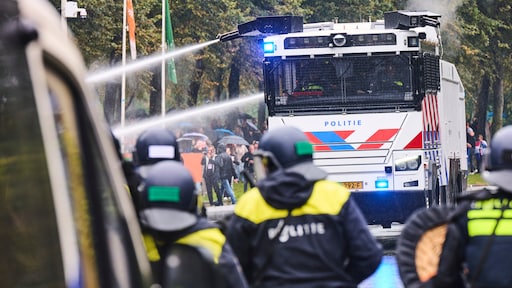 Justitieminister geeft toestemming voor traangas in waterkanonnen