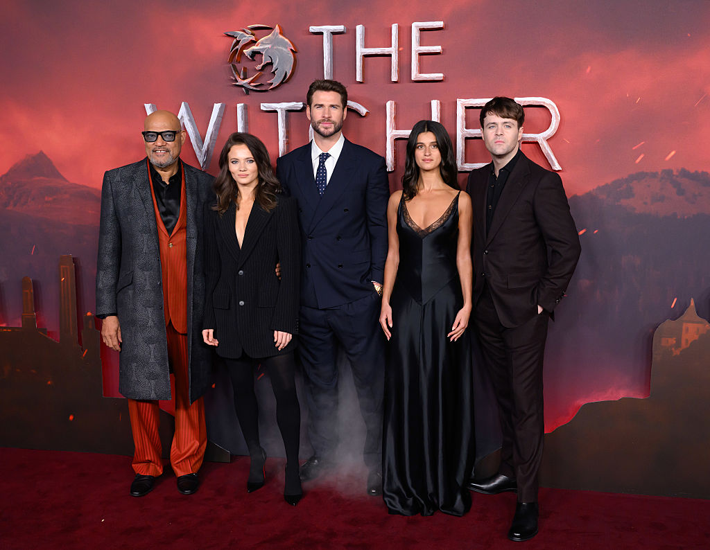 Cast van The Witcher vast op vlot door bommelding: 'Veiligste plek'