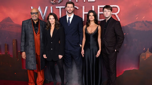 Cast van The Witcher vast op vlot door bommelding: 'Veiligste plek'