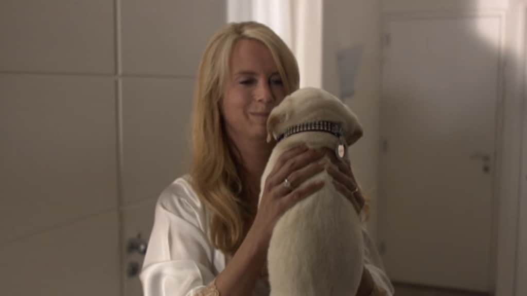 Cheryl (Linda de Mol) met hond Sinatra in Gooische Vrouwen