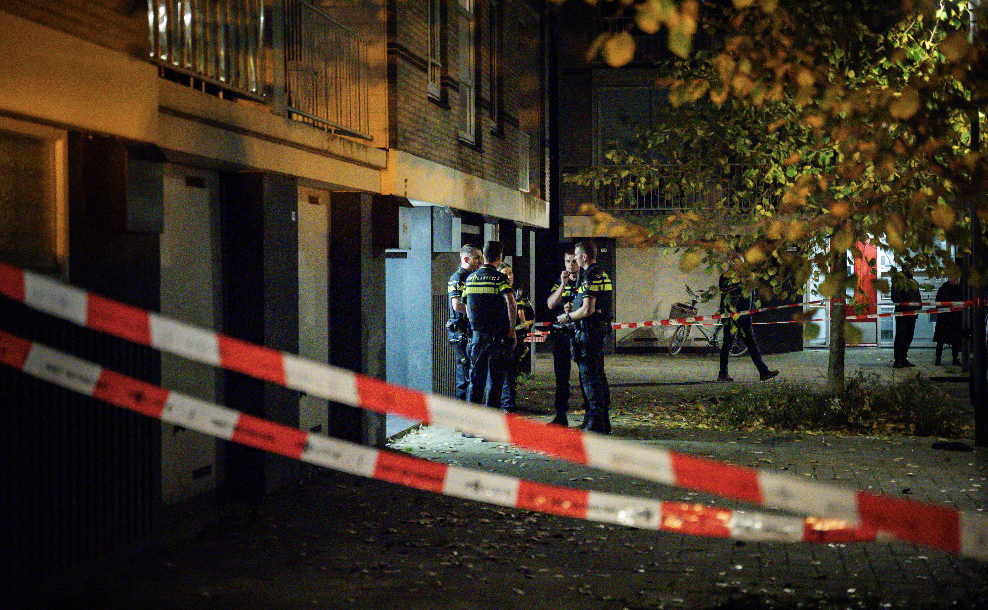 Politie schiet man met mes dood in woning in Rozenburg