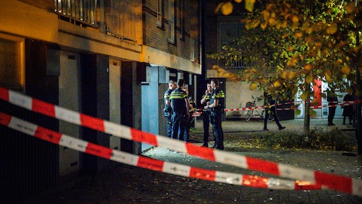 Politie schiet man met mes dood in woning in Rozenburg