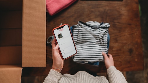 Rooklucht en muffe geur: zo verwijder je vieze luchtjes uit tweedehands kleding