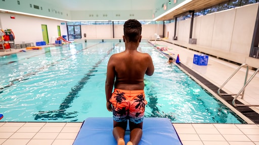 Zwemvaardigheid stijgt naar recordhoogte, maar grote kloof tussen inkomensgroepen