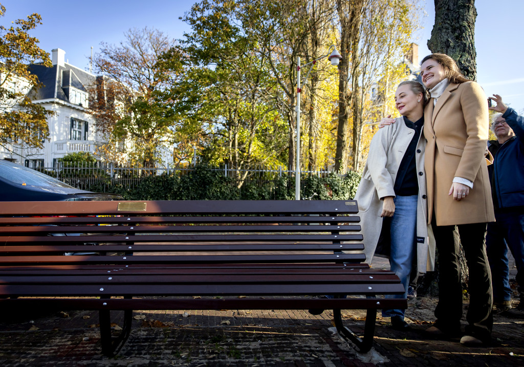 Weduwe Navalny onthult plaquette bij Russische ambassade in Den Haag
