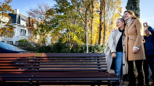 Weduwe Navalny onthult plaquette voor haar man, tegenover Russische ambassade in Den Haag