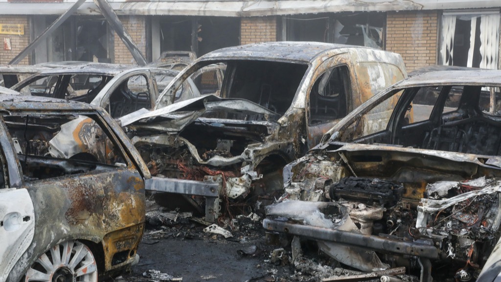 Brand bij autobedrijf Leeuwarden mogelijk aangestoken, man (58) aangehouden