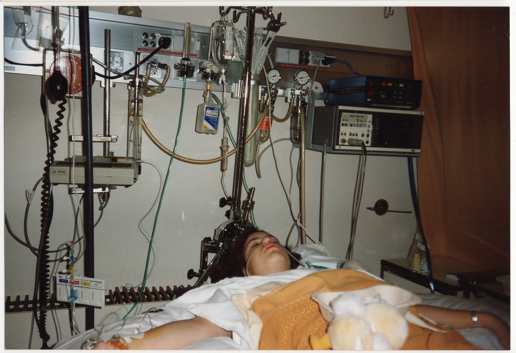 Op de intensive care na haar rugoperatie op 14-jarige leeftijd. 