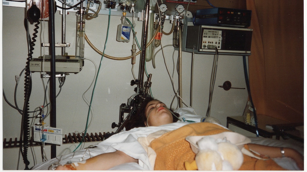 Op de intensive care na haar rugoperatie op 14-jarige leeftijd.