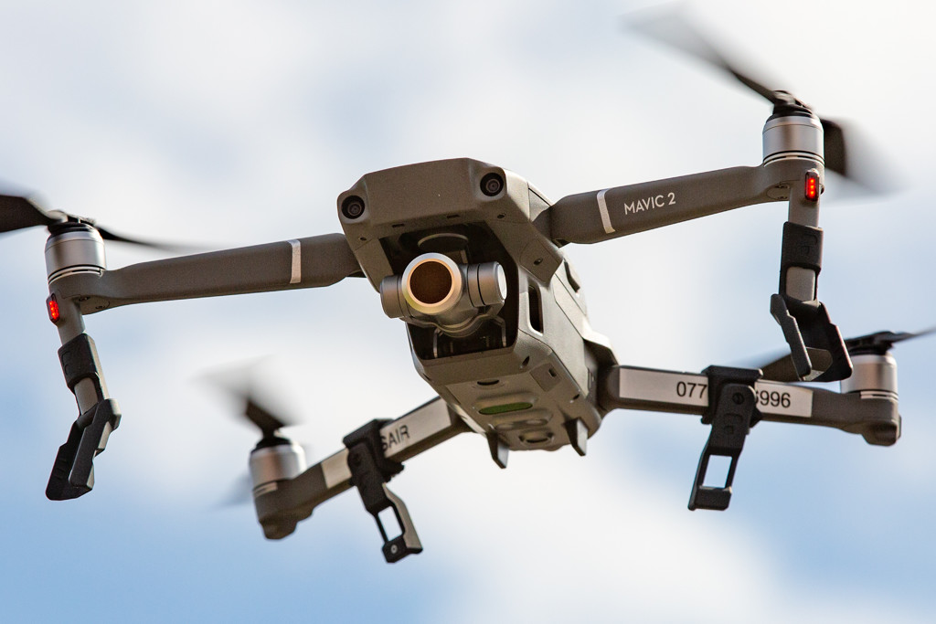 Defensie wil vijandelijke drones uitschakelen met netten en hagelgeweren