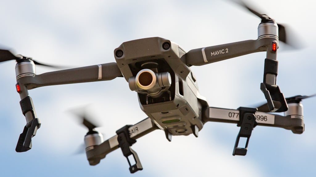 Defensie wil vijandelijke drones uitschakelen met netten en hagelgeweren