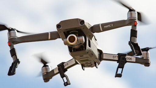 Defensie wil vijandelijke drones uitschakelen met netten en hagelgeweren