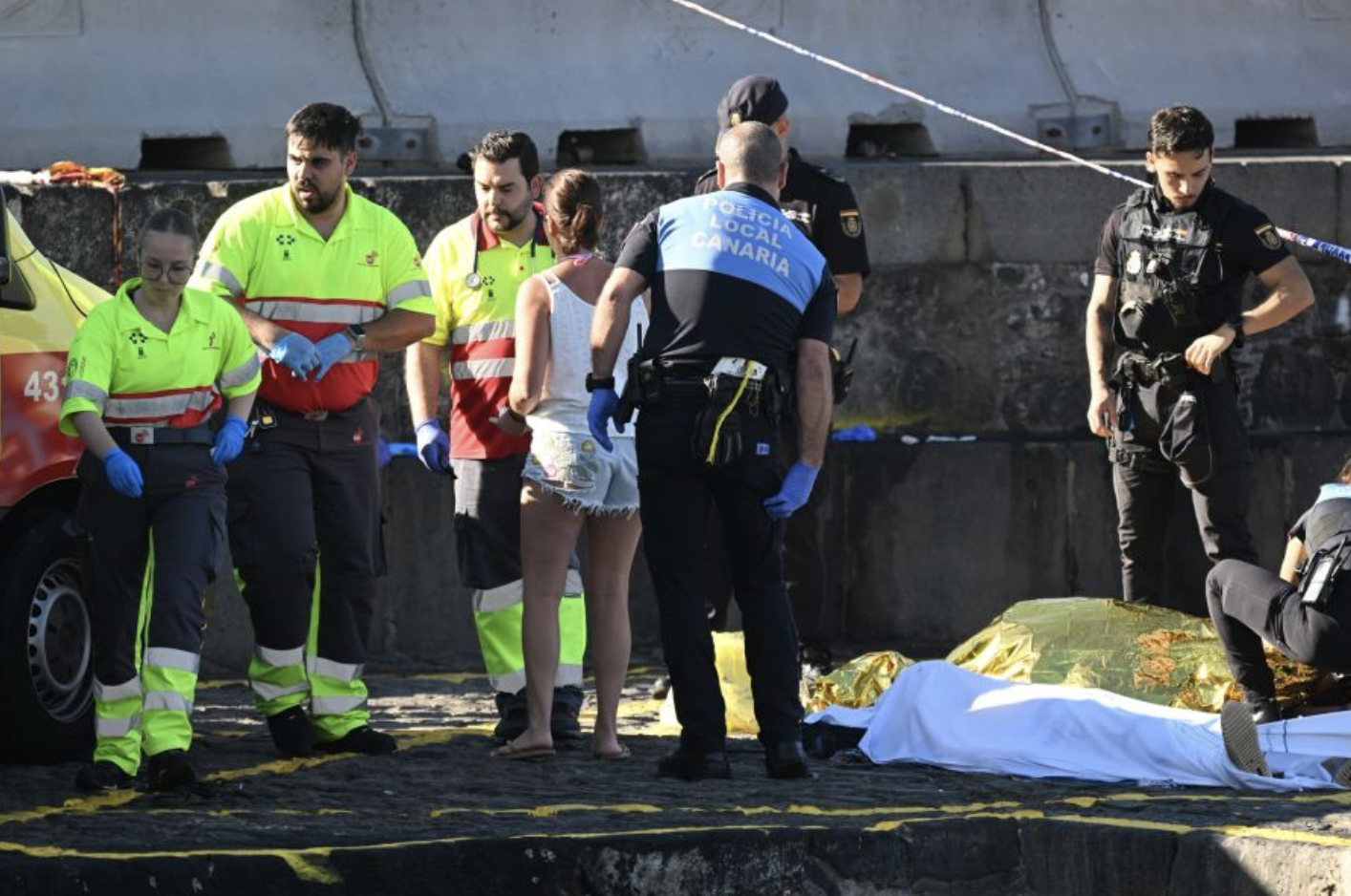 Hulpdiensten ontfermen zich over slachtoffers nadat Pedro ze aan wal had gezet 