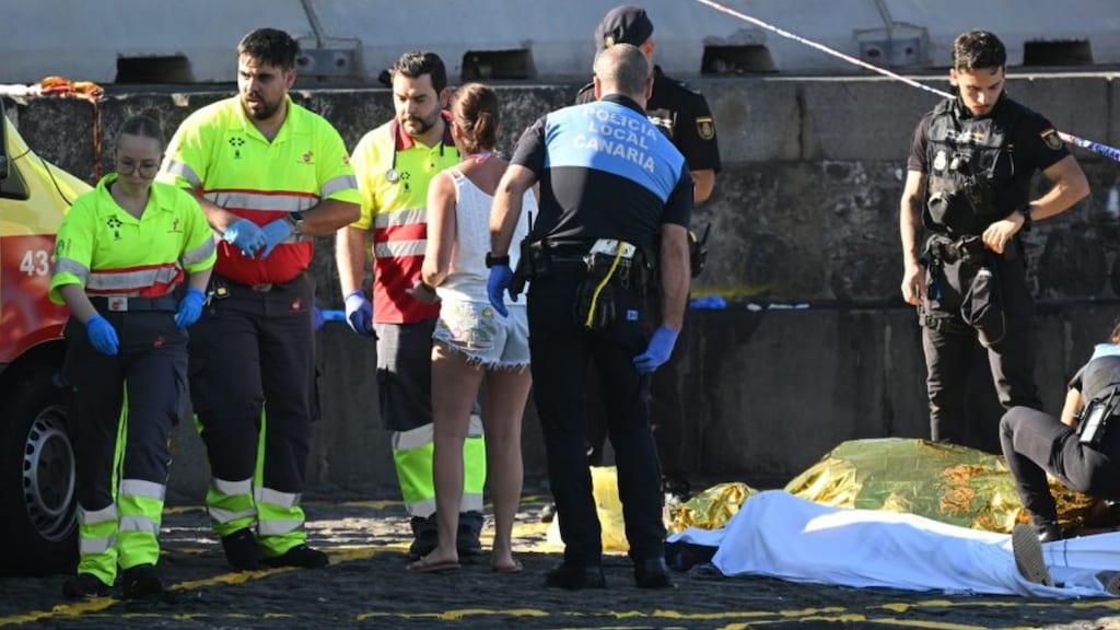 Hulpdiensten ontfermen zich over slachtoffers nadat Pedro ze aan wal had gezet