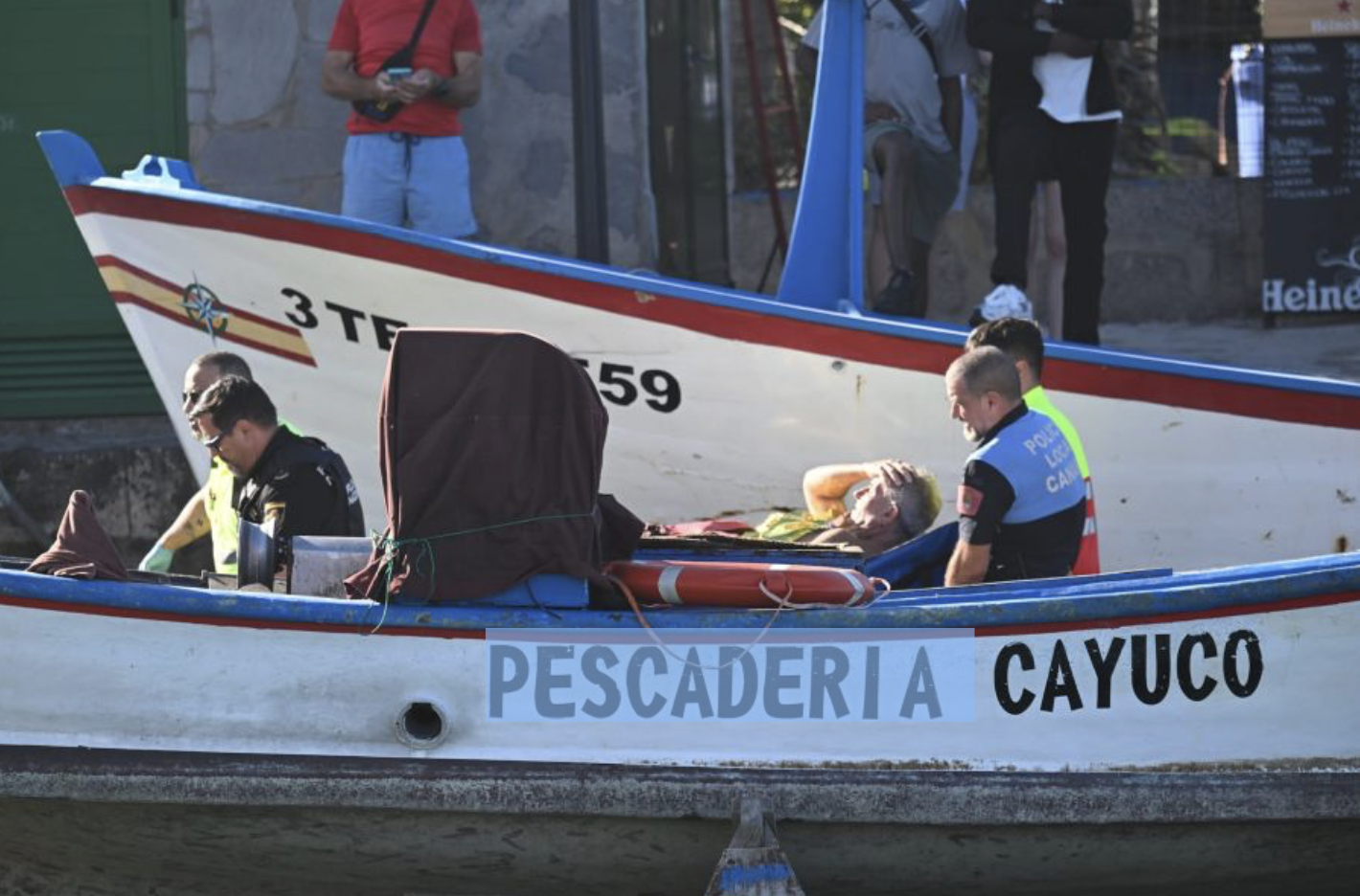 Een van de drenkelingen werd eerst in een vissersbootje verzorgd voor hij naar het ziekenhuis ging.