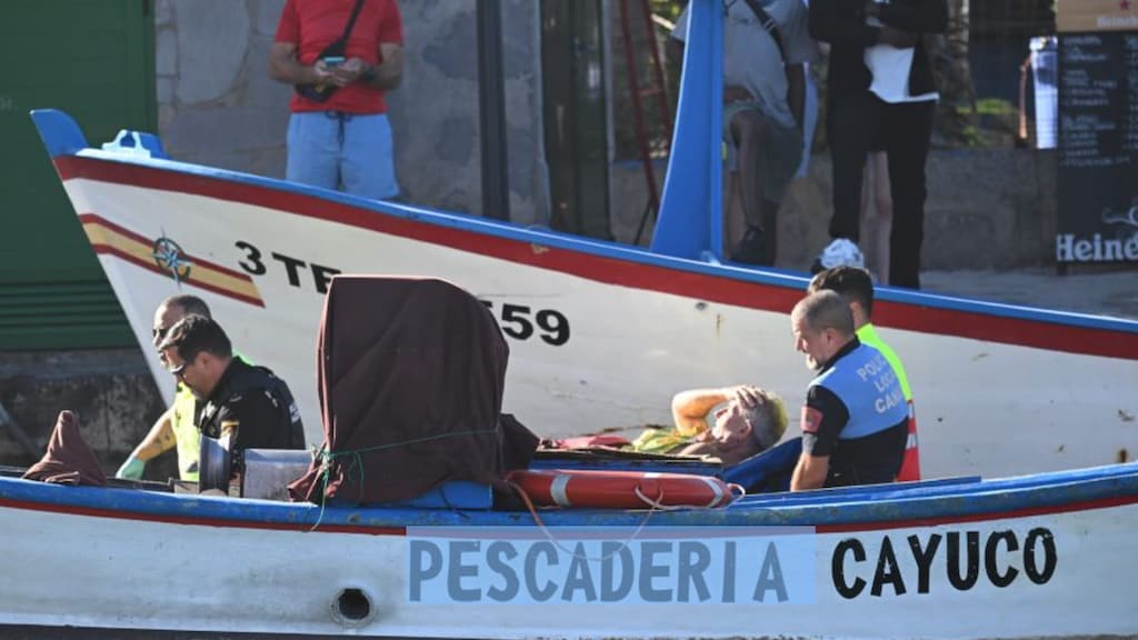 Een van de drenkelingen werd eerst in een vissersbootje verzorgd voor hij naar het ziekenhuis ging.