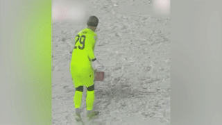 Keeper met schep het veld op: Canadese profs voetballen in sneeuwstorm