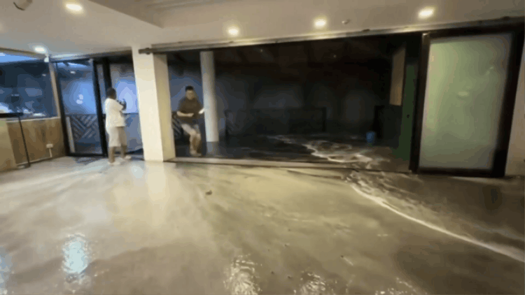 Golven tot boven de daken: supertyfoon slaat toe in Filipijnen