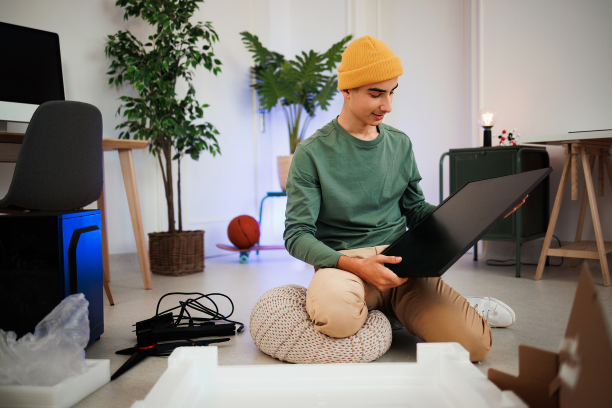 Alicia's man wil niet dat zij dure spullen koopt voor hun zoon: 'Hij zoekt maar 'n bijbaan'