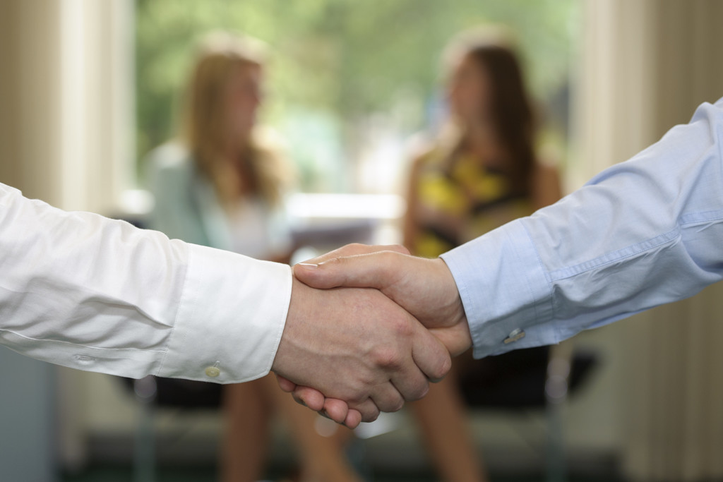 Onterecht ontslag: man die hand van vrouw niet wilde schudden, krijgt 34.000 euro