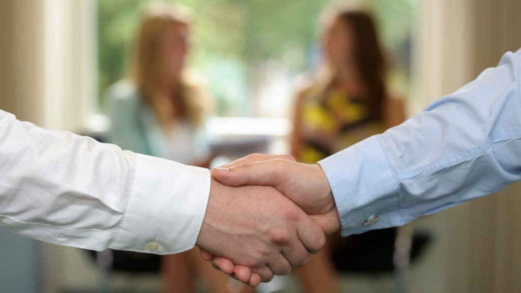 Onterecht ontslag: man die hand van vrouw niet wilde schudden, krijgt 34.000 euro