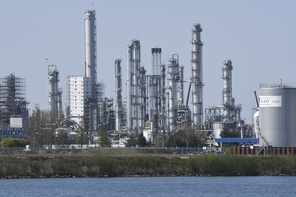 Het haven- en industrieterrein Moerdijk. 