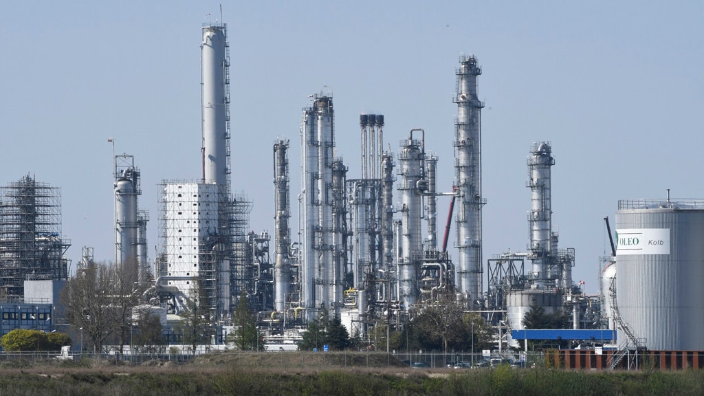 Het haven- en industrieterrein Moerdijk.