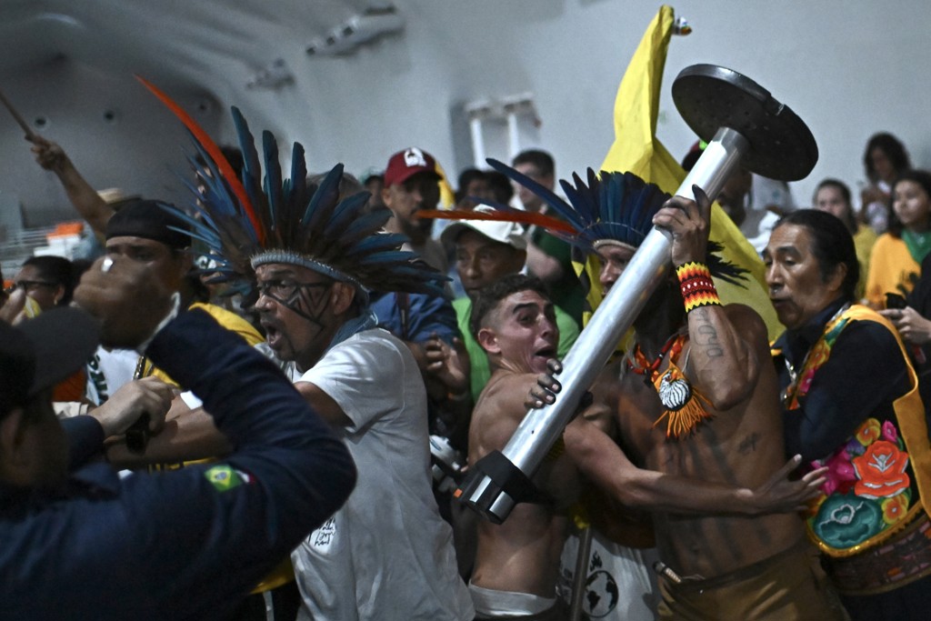 Demonstranten veroorzaken opstootje bij hoofdingang klimaattop Brazilië