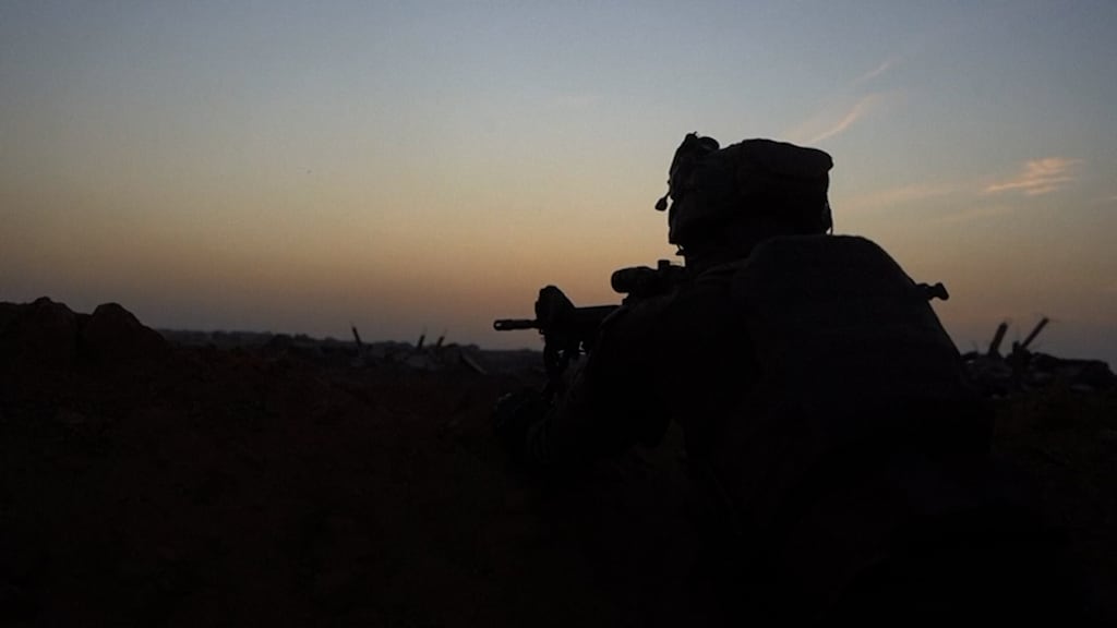 Israëlische troepen posten vlak bij de gele lijn.