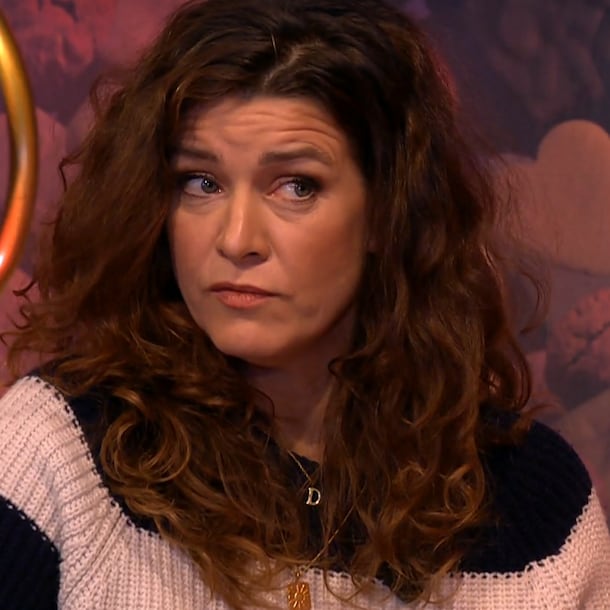 Merel Westrik draagt ketting met letter D