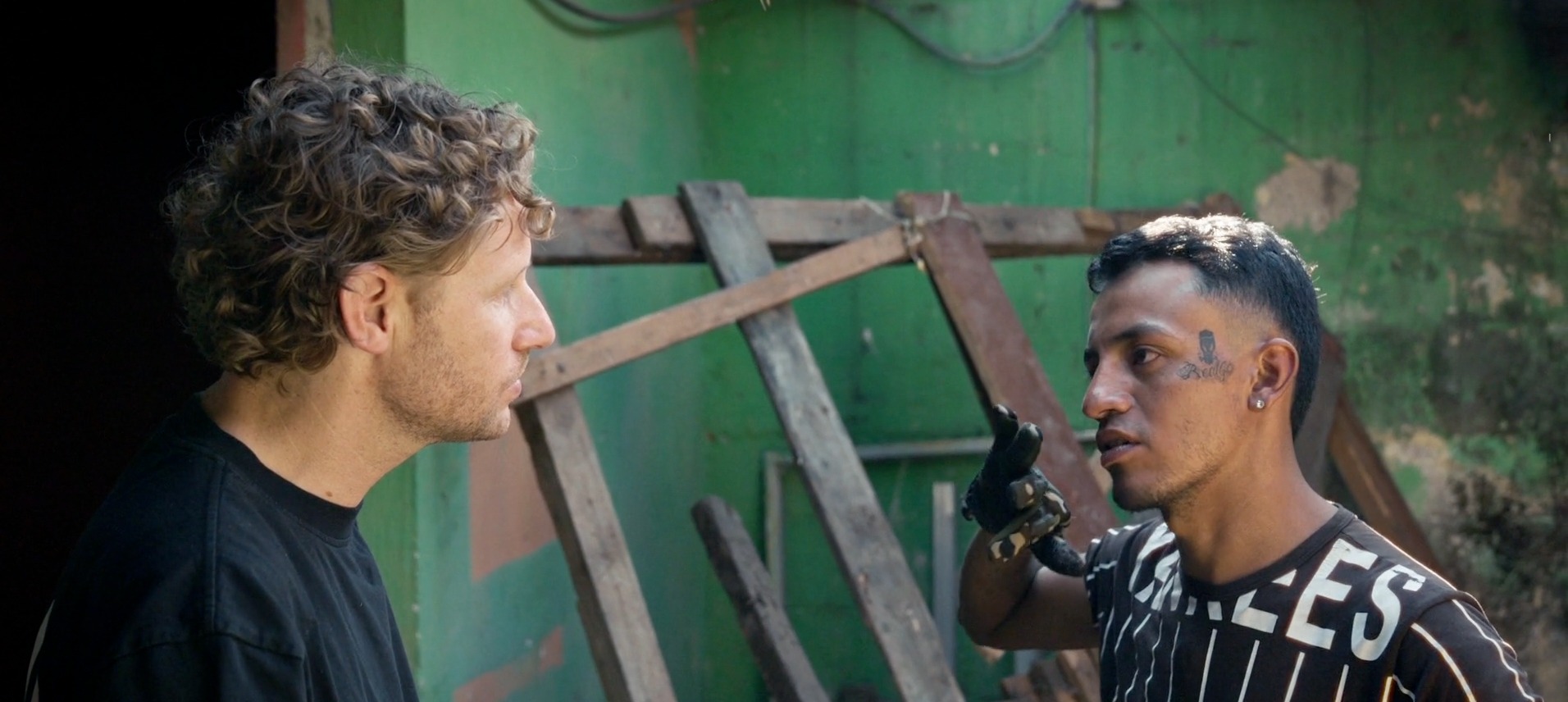 Huurmoordenaar nodigt Ewout uit bij liquidatie in Gevaarlijke Gevangenissen