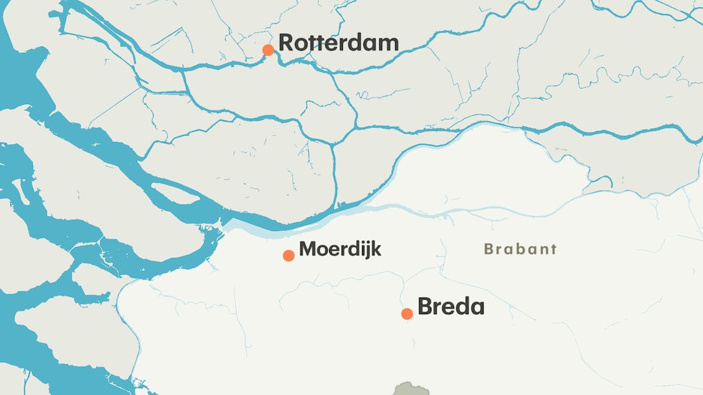 Het dorp Moerdijk ligt bij het Hollands Diep in Brabant.