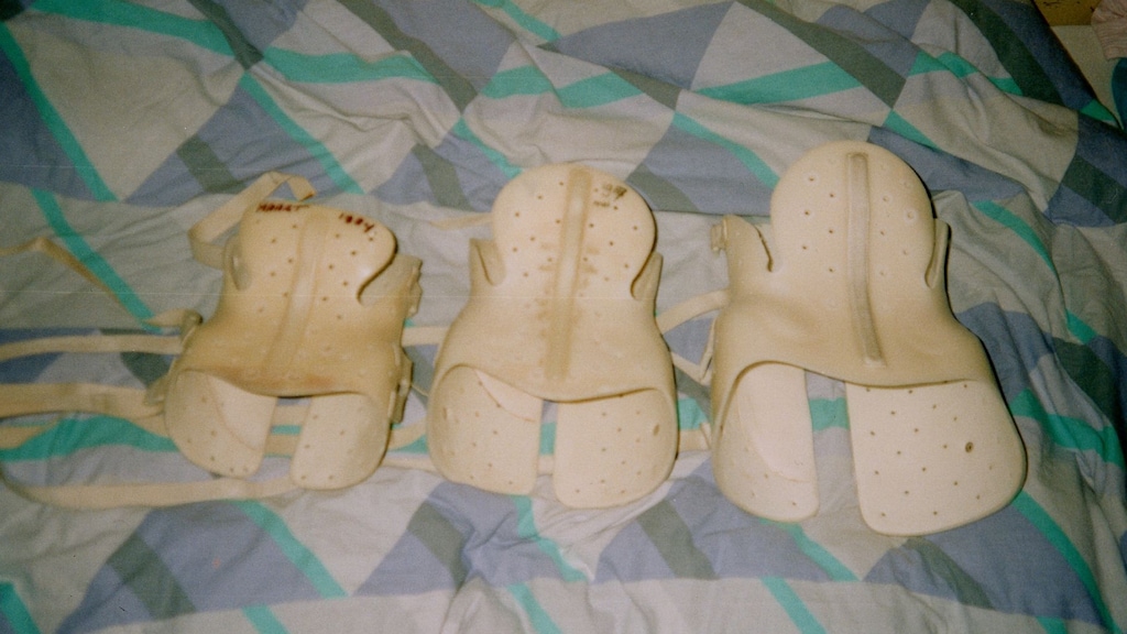 De korsetten die Femke in haar jeugd moest dragen.