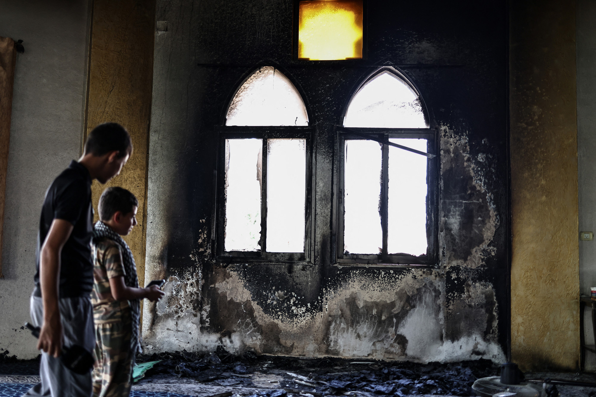 Israël doodt Palestijnen op Westoever, kolonisten steken moskee in brand