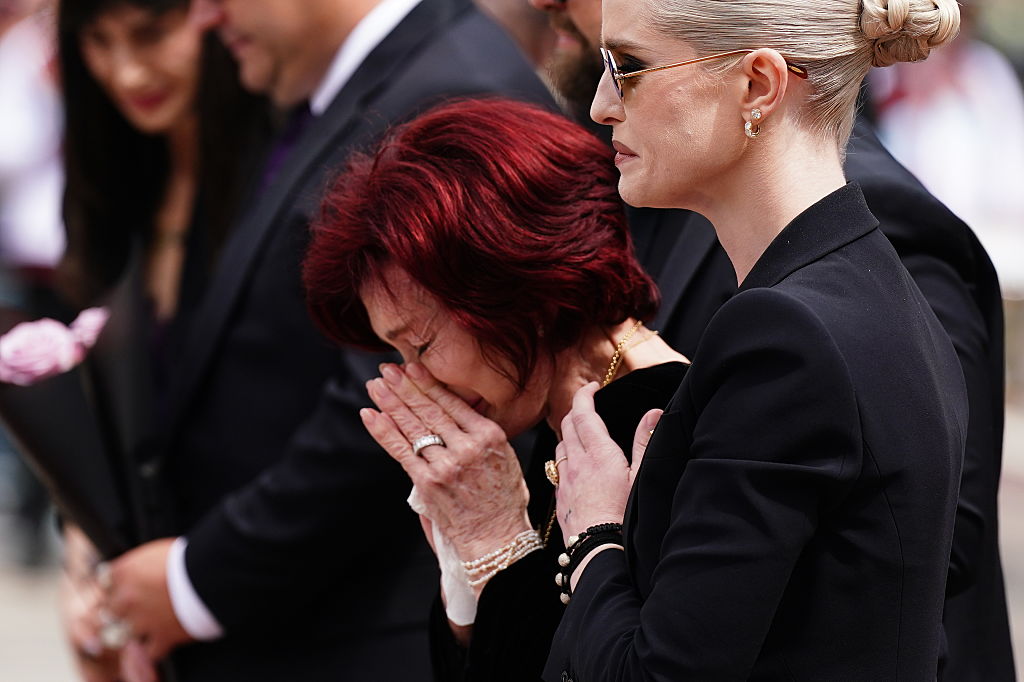 Kelly en Sharon Osbourne sliepen twee maanden samen na dood Ozzy
