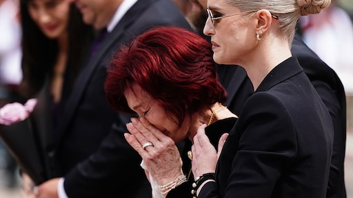 Kelly en Sharon Osbourne sliepen twee maanden samen na dood Ozzy: 'Ochtenden zijn het zwaarst'
