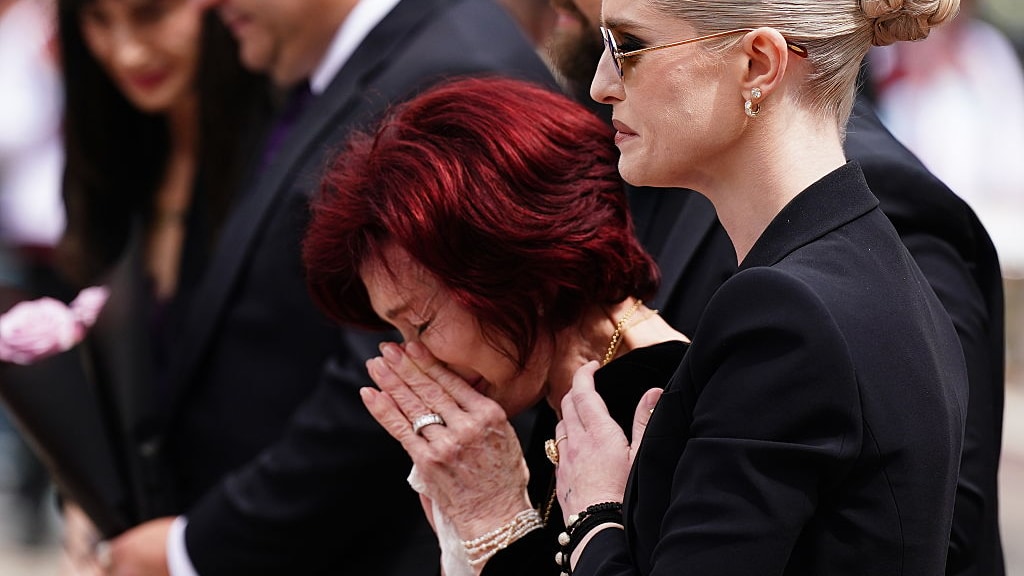 Kelly en Sharon Osbourne sliepen twee maanden samen na dood Ozzy: 'Ochtenden zijn het zwaarst'