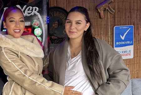 Djamila Celina van TRHOA schittert in Vier handen op één buik