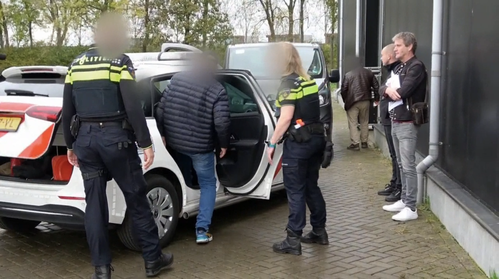 Crimineel duo afgevoerd door politie in Undercover in Nederland